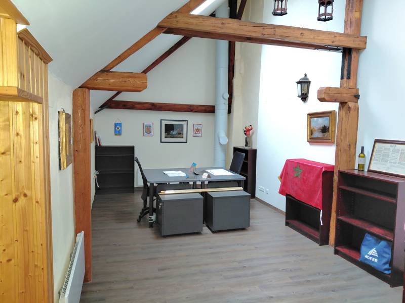 Prenájom kancelárie, Hauptstraße, Hauptstraße, Eisenstadt - Kancelárie so stolom, drevenými trámami, dekoráciou a podlahou s dreveným dekorom.