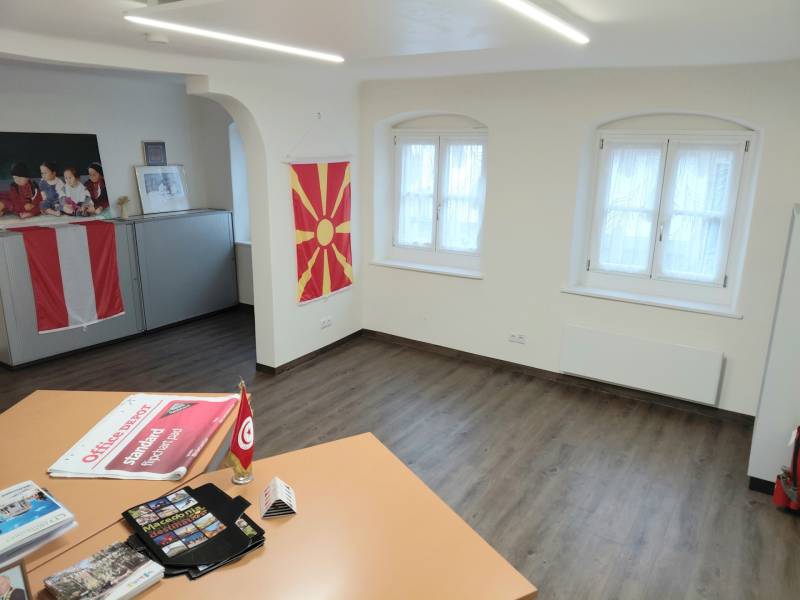 Prenájom kancelárie, Hauptstraße, Hauptstraße, Eisenstadt - Kancelárie s podlahou s dreveným dekorom a vlajkami na stene.