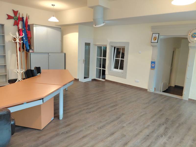 Prenájom kancelárie, Hauptstraße, Hauptstraße, Eisenstadt - Kancelárie s podlahou s dreveným dekorom, stolom a skrinkami.