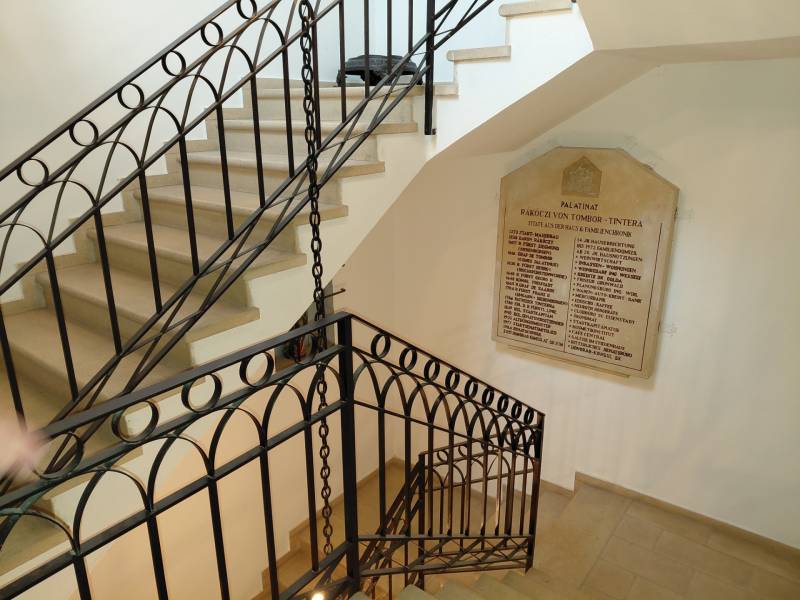 Prenájom kancelárie, Hauptstraße, Hauptstraße, Eisenstadt - Interiér kancelárií s točitým schodiskom a tabuľou na stene, podlaha s dreveným dekorom.