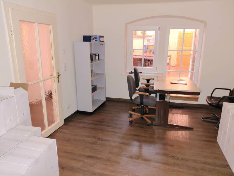 Prenájom kancelárie, Hauptstraße, Hauptstraße, Eisenstadt - Kancelária s oknom, policou, dvomi stoličkami a podlahou s dreveným dekorom.