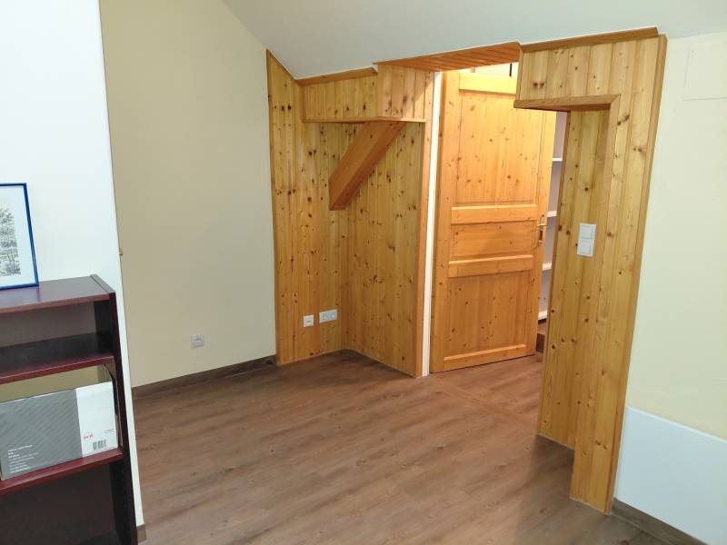 Prenájom kancelárie, Hauptstraße, Hauptstraße, Eisenstadt - Interiér kancelárie s dreveným obkladom a podlahou s dreveným dekorom.