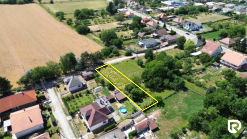 Stavebný pozemok 613m2 | Nitrianska Blatnica - Topoľčany - Pozemky - bývanie v Nitrianskej Blatnici, zvýraznené obdĺžnikové pozemky medzi domami.