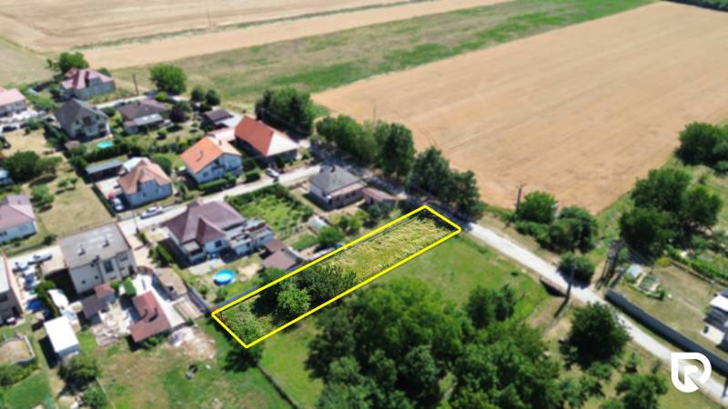 Stavebný pozemok 613m2 | Nitrianska Blatnica - Topoľčany - Pozemok na bývanie v Nitrianskej Blatnici obklopený domami a políčkami.