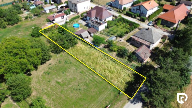Stavebný pozemok 613m2 | Nitrianska Blatnica - Topoľčany - Pozemok na bývanie v Nitrianskej Blatnici, obklopený rodinnými domami a zeleňou.