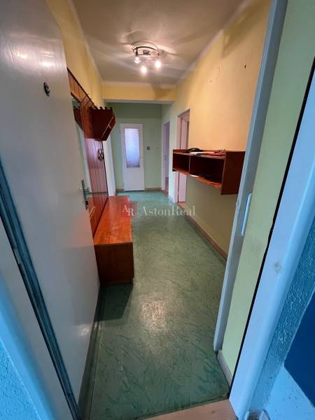 REZERVOVANÉ: 3 izb. byt 91 m2 s balkónom na Uhlisku, 3/4 posch. - Chodba v 3-izbovom byte so vstavaným nábytkom a zelenou podlahou.