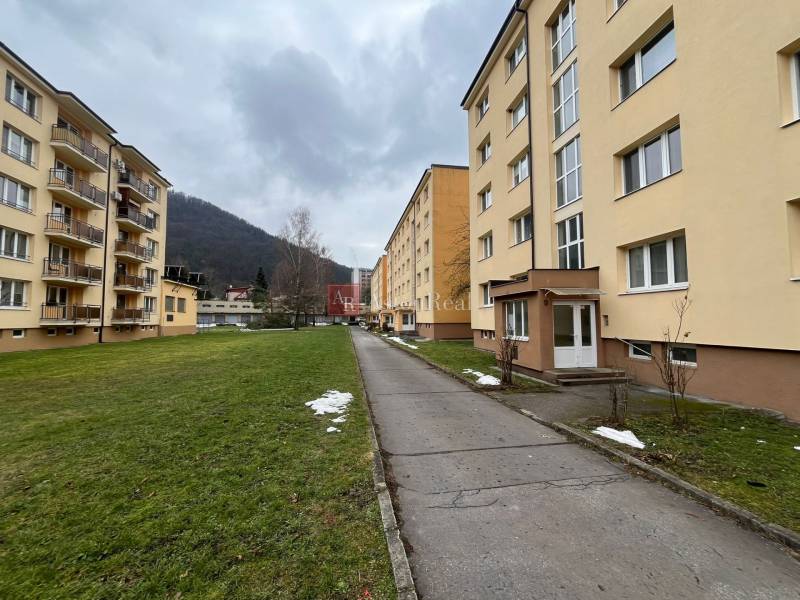 REZERVOVANÉ: 3 izb. byt 91 m2 s balkónom na Uhlisku, 3/4 posch. - Bytový dom na ulici Golianova v Banskej Bystrici obklopený trávnatou plochou.