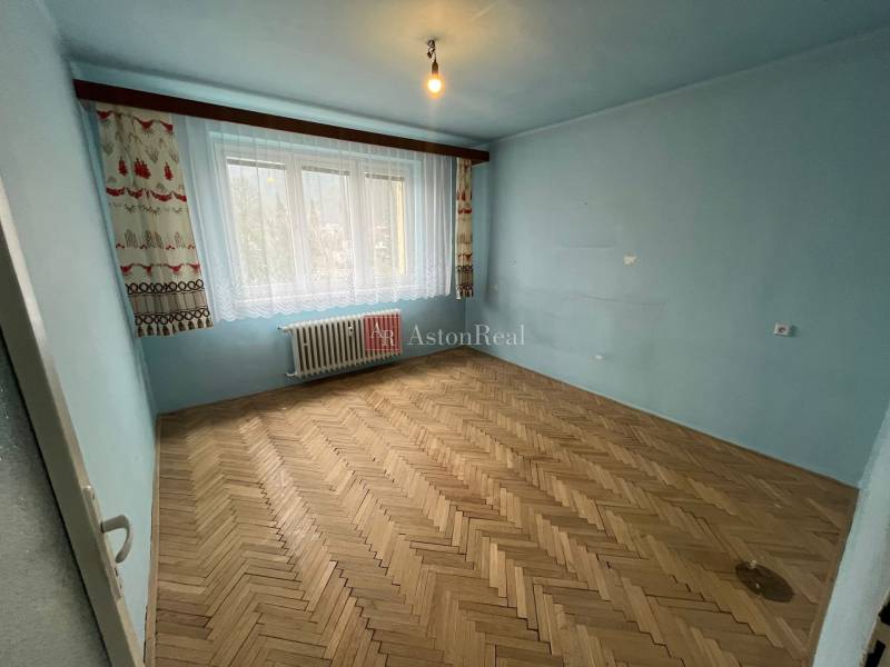 REZERVOVANÉ: 3 izb. byt 91 m2 s balkónom na Uhlisku, 3/4 posch. - Modrá miestnosť s veľkým oknom a podlahou s dreveným dekorom v 3-izbovom byte.