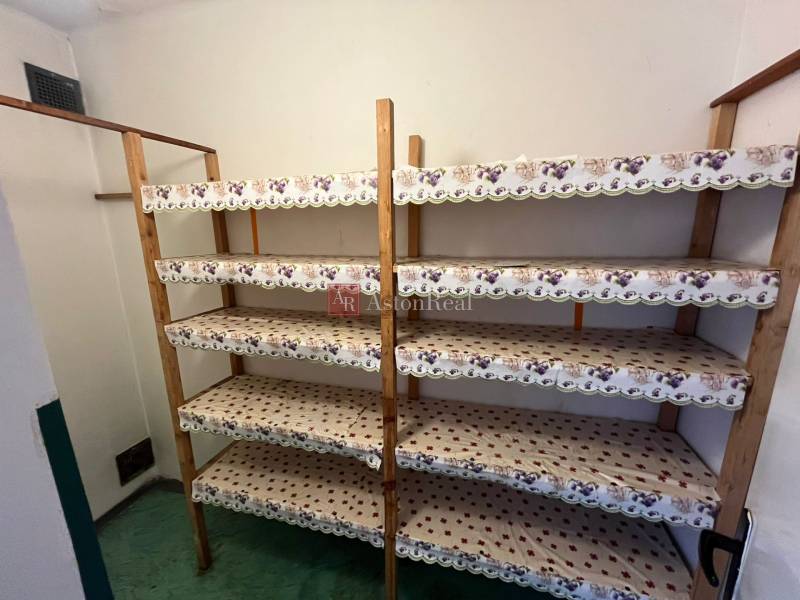 REZERVOVANÉ: 3 izb. byt 91 m2 s balkónom na Uhlisku, 3/4 posch. - Úložný priestor v 3-izbovom byte s drevenými policami a zelenou podlahou.