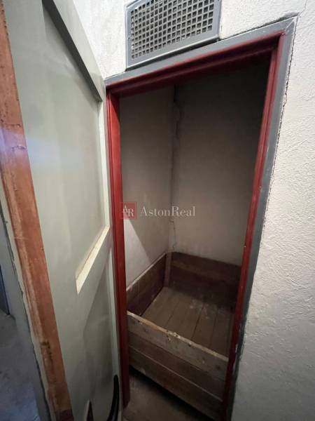 REZERVOVANÉ: 3 izb. byt 91 m2 s balkónom na Uhlisku, 3/4 posch. - Malá komora s dreveným boxom v 3-izbovom byte.