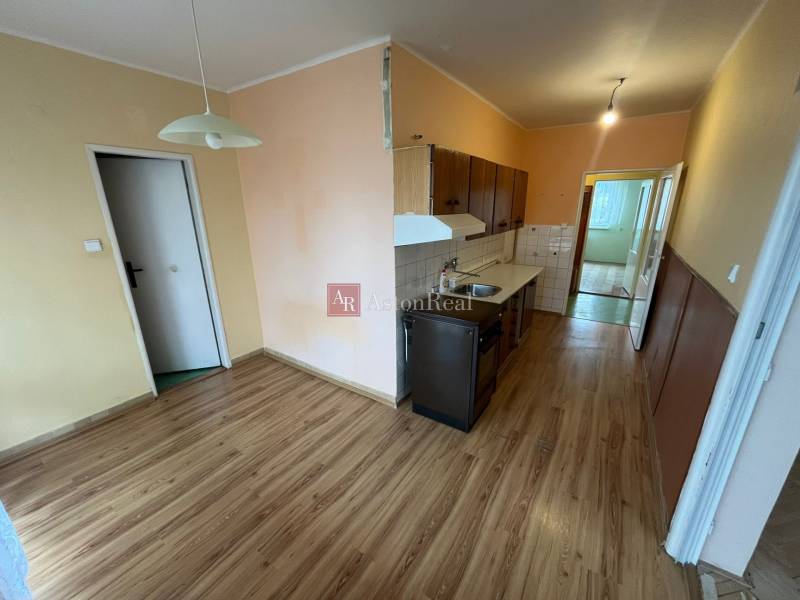 REZERVOVANÉ: 3 izb. byt 91 m2 s balkónom na Uhlisku, 3/4 posch. - Kuchyňa a jedálenský kút v 3-izbovom byte s podlahou s dreveným dekorom.