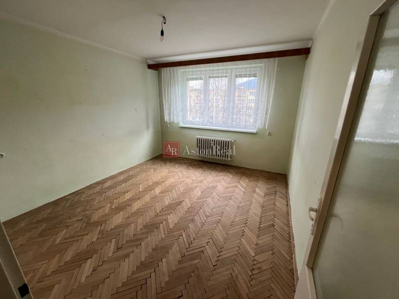 REZERVOVANÉ: 3 izb. byt 91 m2 s balkónom na Uhlisku, 3/4 posch. - Izba v 3-izbovom byte s podlahou s dreveným dekorom a veľkým oknom.