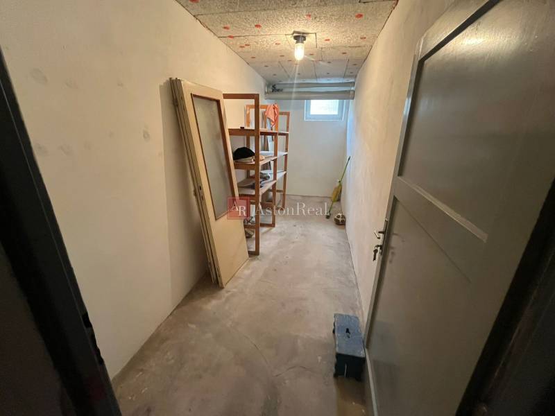 REZERVOVANÉ: 3 izb. byt 91 m2 s balkónom na Uhlisku, 3/4 posch. - Úložný priestor s regálmi a oknom v 3-izbovom byte, bez podlahovej krytiny.