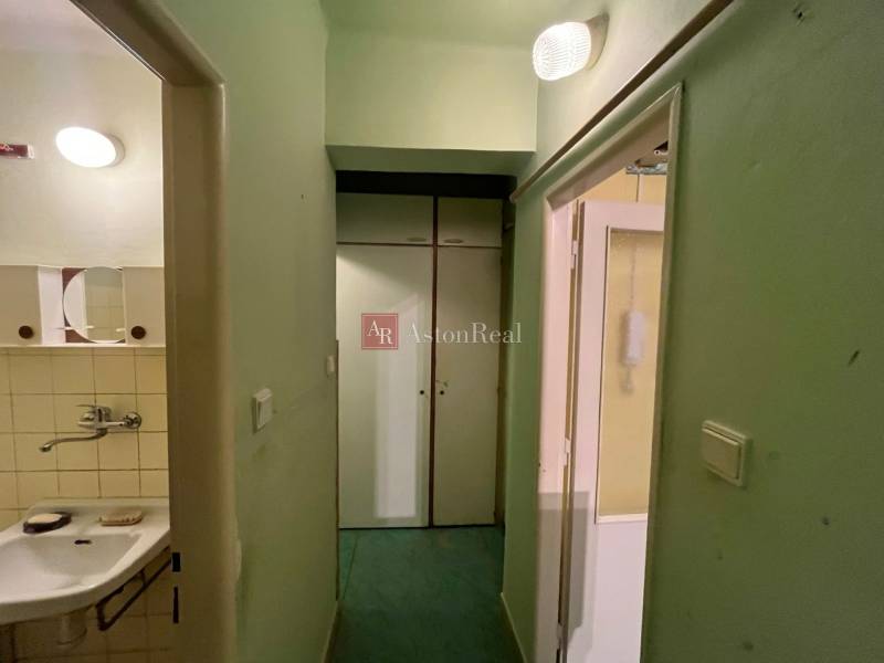 REZERVOVANÉ: 3 izb. byt 91 m2 s balkónom na Uhlisku, 3/4 posch. - Chodba s dverami a umývadlom v 3-izbovom byte.