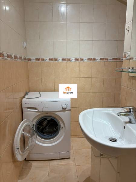 PRENÁJOM - 1 izbový byt v Šali na prenájom  - Práčka a umývadlo v kúpeľni, typické pre 1-izbový byt so svetlými obkladmi.