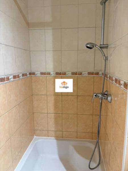 PRENÁJOM - 1 izbový byt v Šali na prenájom  - Sprchový kút s keramickým obkladom v 1-izbovom byte.