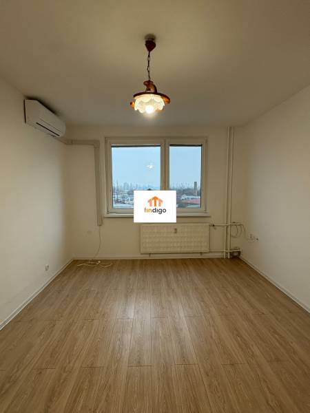 PRENÁJOM - 1 izbový byt v Šali na prenájom  - Izba v 1-izbovom byte s podlahou s dreveným dekorom a oknom, klimatizácia.