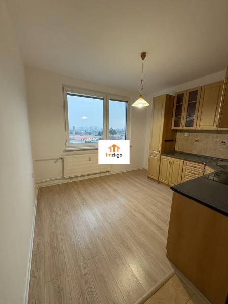 PRENÁJOM - 1 izbový byt v Šali na prenájom  - Kuchyňa v 1-izbovom byte s podlahou s dreveným dekorom a výhľadom z okna.