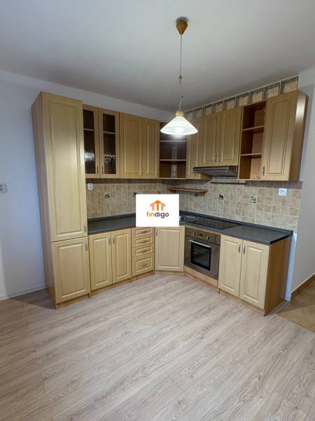 PRENÁJOM - 1 izbový byt v Šali na prenájom  - Kuchynská linka v 1-izbovom byte s dlažbou a podlahou s dreveným dekorom.