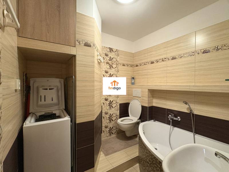 PRENÁJOM – 1-izbový byt po kompletnej rekonštrukcii, Šaľa – Bottova  - Kúpeľňa v 1-izbovom byte s vaňou, práčkou a dekoratívnymi obkladmi.