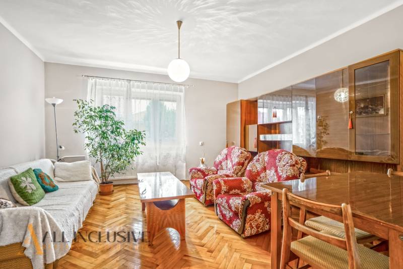 NA PREDAJ 4-IZBOVÝ RD NA VEĽKOM POZEMKU, VRAKÚŇ - Obývacia izba v Rodinnom dome s podlahou s dreveným dekorom, pohovkou a kreslami.