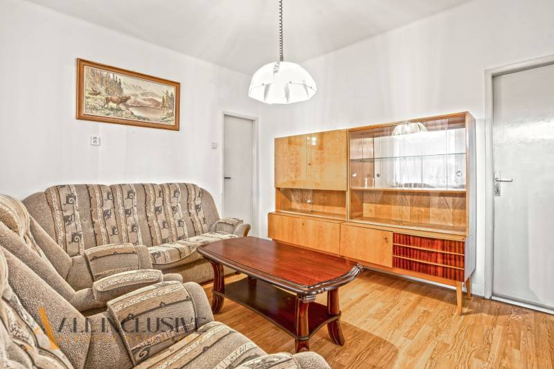 NA PREDAJ 4-IZBOVÝ RD NA VEĽKOM POZEMKU, VRAKÚŇ - Obývacia izba v rodinnom dome s pohovkou, drevenou skriňou a podlahou s dreveným dekorom.