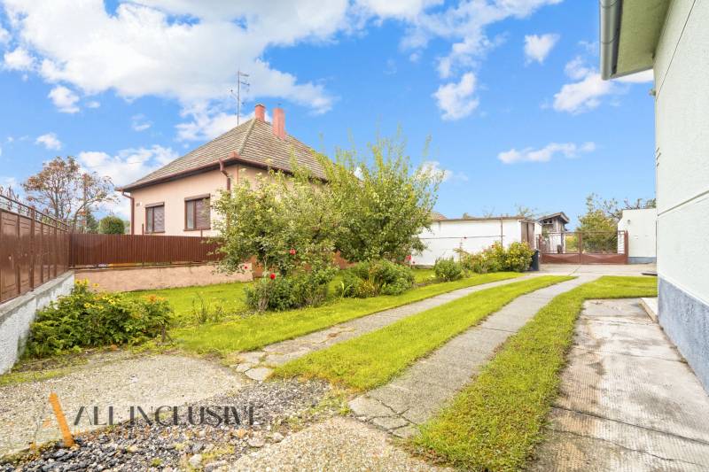 NA PREDAJ 4-IZBOVÝ RD NA VEĽKOM POZEMKU, VRAKÚŇ - Záhrada pri rodinnom dome na Nekyje na Ostrove vo Vrakúni s upraveným trávnikom.