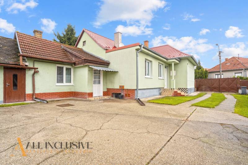 NA PREDAJ 4-IZBOVÝ RD NA VEĽKOM POZEMKU, VRAKÚŇ - Rodinný dom v Nekyji na Ostrove, Vrakúň s upraveným dvorom a zeleným trávnikom.