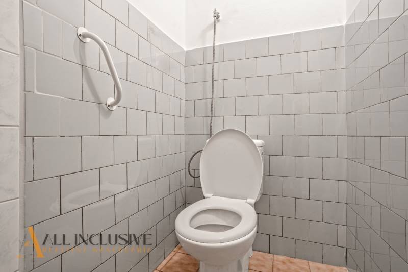 NA PREDAJ 4-IZBOVÝ RD NA VEĽKOM POZEMKU, VRAKÚŇ - Toaleta s bielymi obkladačkami a držiakom v Rodinnom dome.