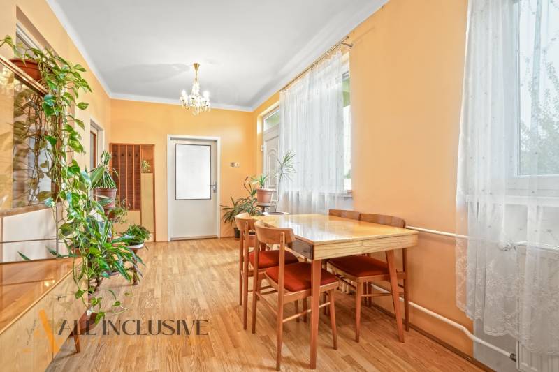 NA PREDAJ 4-IZBOVÝ RD NA VEĽKOM POZEMKU, VRAKÚŇ - Jedáleň v rodinnom dome s podlahou s dreveným dekorom a množstvom rastlín.