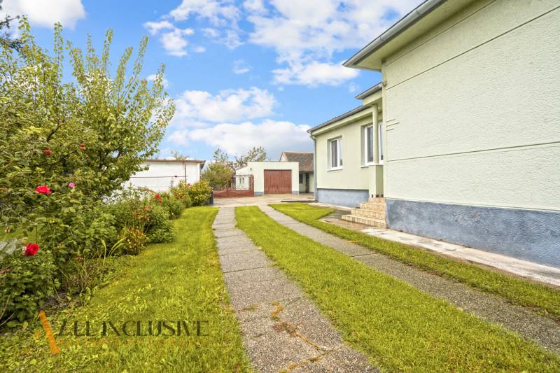 NA PREDAJ 4-IZBOVÝ RD NA VEĽKOM POZEMKU, VRAKÚŇ - Rodinný dom vo Vrakúni, Nekyje na Ostrove, so záhradou a prístupovou cestou.