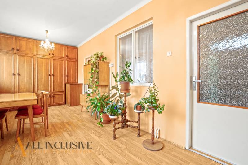 NA PREDAJ 4-IZBOVÝ RD NA VEĽKOM POZEMKU, VRAKÚŇ - Interiér rodinného domu s drevenými skriňami, podlahou s dreveným dekorom a rastlinami.