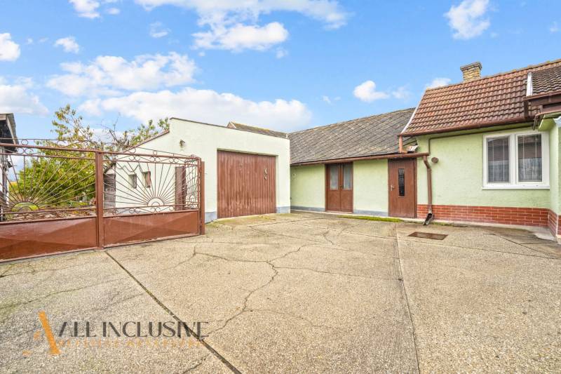 NA PREDAJ 4-IZBOVÝ RD NA VEĽKOM POZEMKU, VRAKÚŇ - Rodinný dom v Nekyji na Ostrove, Vrakúň so zatvorenou bránou a garážou.