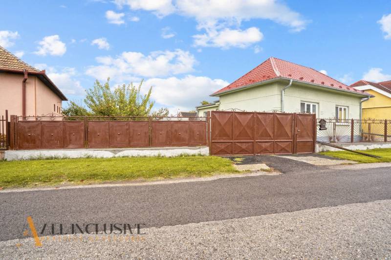 NA PREDAJ 4-IZBOVÝ RD NA VEĽKOM POZEMKU, VRAKÚŇ - Rodinný dom na Nekyji na Ostrove vo Vrakúni s hnedým plotom a červenou strechou.