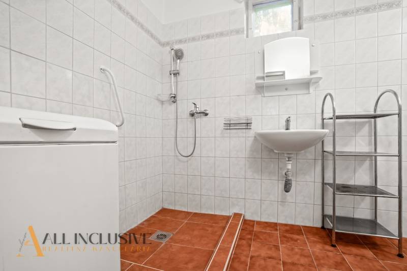 NA PREDAJ 4-IZBOVÝ RD NA VEĽKOM POZEMKU, VRAKÚŇ - Kúpeľňa v rodinnom dome s bielymi obkladačkami a sprchou.