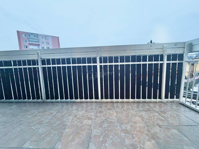 Predaj 2-izbového bytu v Krásne nad Kysucou - Balkón s dlažbou a kovovým zábradlím v Centre Krásna nad Kysucou, 2-izbový byt.