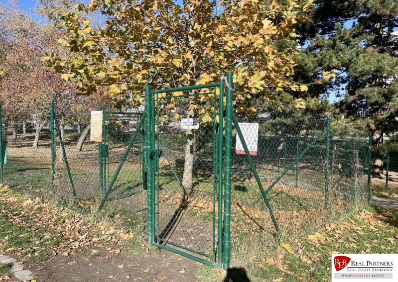 Prenájom 2-izb kompletne zariadený PET FRIENDLY byt BA II - Zelená brána v parku na Zálužickej ulici v Bratislave - Ružinove s padajúcimi listami.