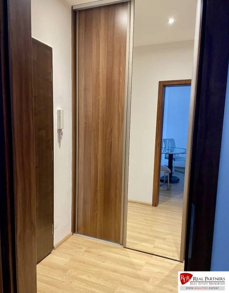 Prenájom 2-izb kompletne zariadený PET FRIENDLY byt BA II - Chodba s podlahou s dreveným dekorom, vstavanej skrine v 2-izbovom byte.