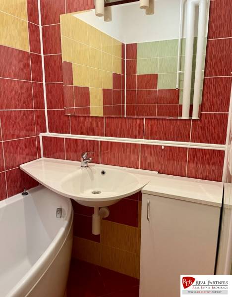 Prenájom 2-izb kompletne zariadený PET FRIENDLY byt BA II - Kúpeľňa s farebnými obkladačkami a vaňou v 2-izbovom byte.