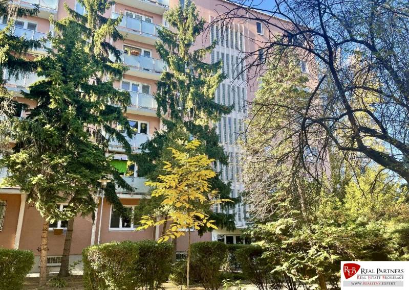 Prenájom 2-izb kompletne zariadený PET FRIENDLY byt BA II - Bytový dom obklopený zeleňou na Zálužickej ulici v Bratislave, Ružinove.