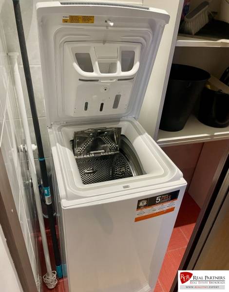 Prenájom 2-izb kompletne zariadený PET FRIENDLY byt BA II - Otvorená horná práčka v kúpeľni 2-izbového bytu s červenou podlahou.