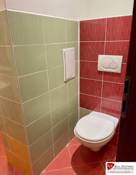 Prenájom 2-izb kompletne zariadený PET FRIENDLY byt BA II - Farebná kúpeľňa s toaletou a zeleno-červenými obkladačkami v 2-izbovom byte.