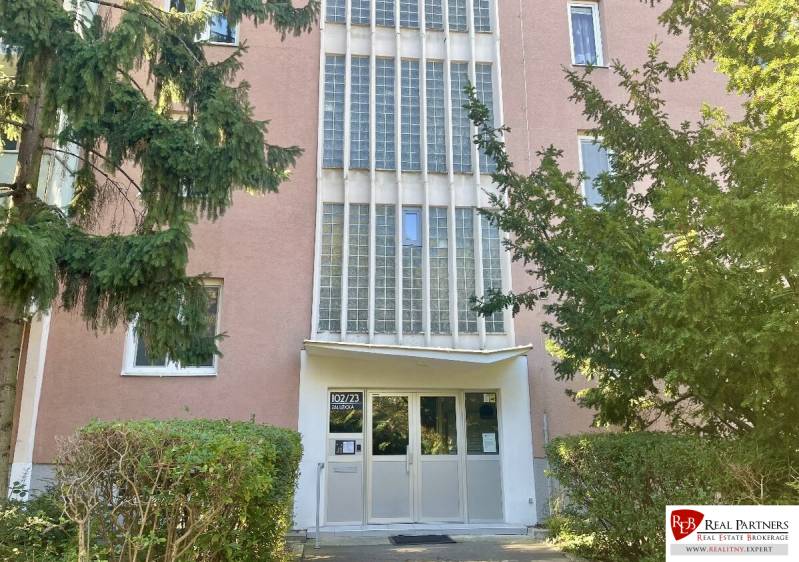 Prenájom 2-izb kompletne zariadený PET FRIENDLY byt BA II - Vchod do bytového domu na Zálužickej ulici v Bratislave, obklopený zeleňou.