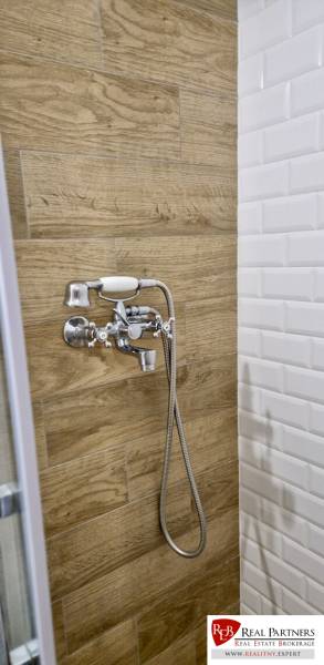 Prenájom 3 - izbový byt Bratislava - Petržalka - Kúpeľňa so sprchou a podlahou s dreveným dekorom v 3-izbovom byte.