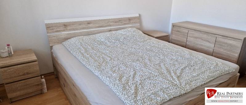 Prenájom 3 - izbový byt Bratislava - Petržalka - Spálňa s posteľou a nábytkom v dekore dreva v 3-izbovom byte.