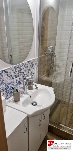 Prenájom 3 - izbový byt Bratislava - Petržalka - Kúpeľňa v 3-izbovom byte s umývadlom, sprchou a modrobielymi obkladačkami.