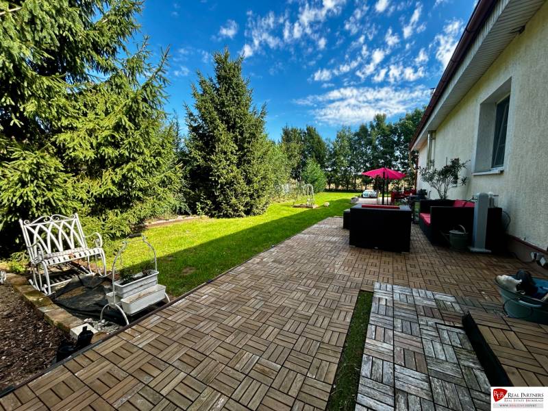 Predaj veľký (97+60+150m2) vidiecky dom Dubník - Batov Majer NZ - Rodinný dom na ulici Batov Majer v Dubníku má terasu z dlaždíc a záhradný nábytok.