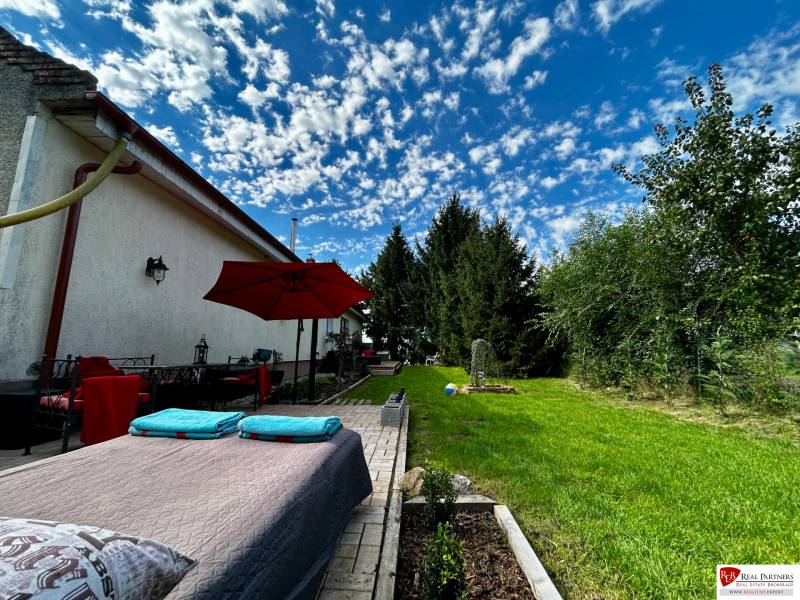 Predaj veľký (97+60+150m2) vidiecky dom Dubník - Batov Majer NZ - Rodinný dom na Batovom Majeri v Dubníku má záhradu s lehátkami a slnečníkom.