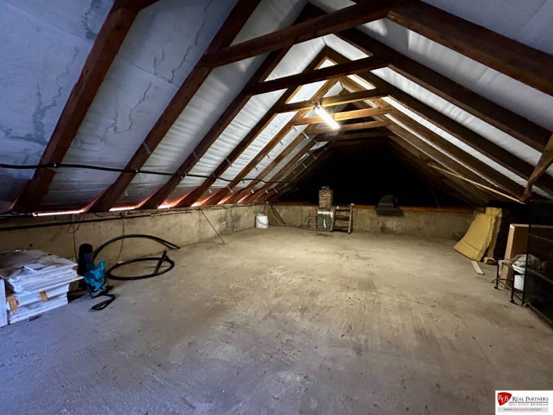 Predaj veľký (97+60+150m2) vidiecky dom Dubník - Batov Majer NZ - Pôjd v rodinnom dome so šikmou strechou a drevenými trámami.