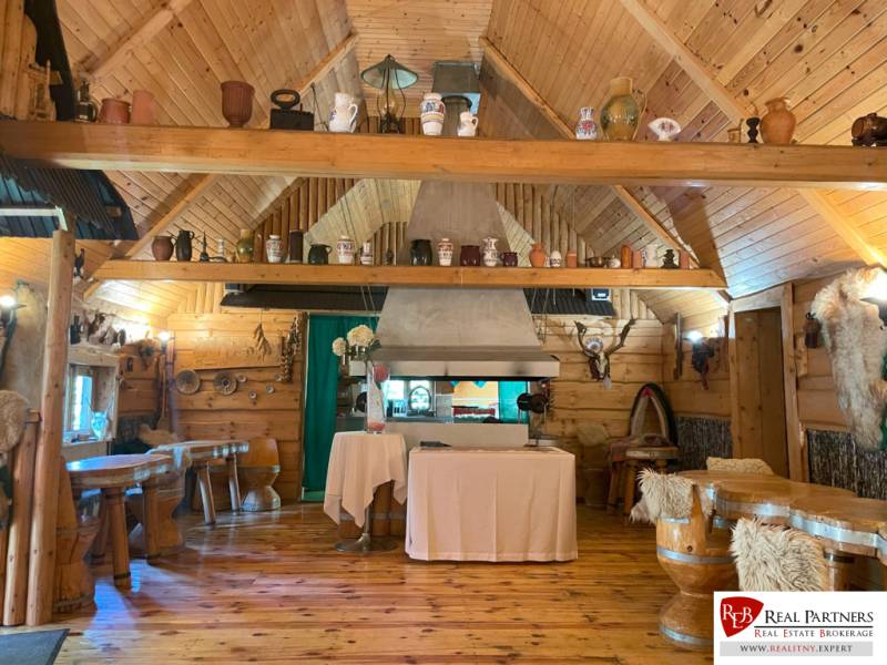 Jedinečná investičná príležitosť ! Motel na vrchu Pezinská Baba - Rustikálny interiér v Hotely a penzióny s podlahou s dreveným dekorom a tradičným zariadením.